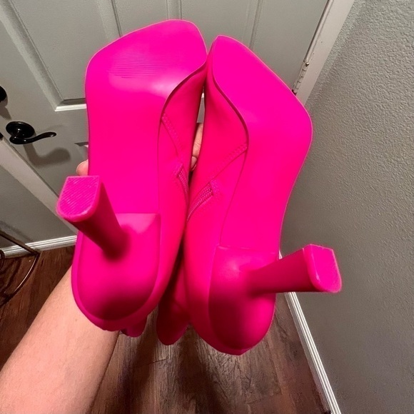 Steve MADDEN VAKAY hot pink sock ankle boots. Size 8.5. NWOT - Picture 4 of 11